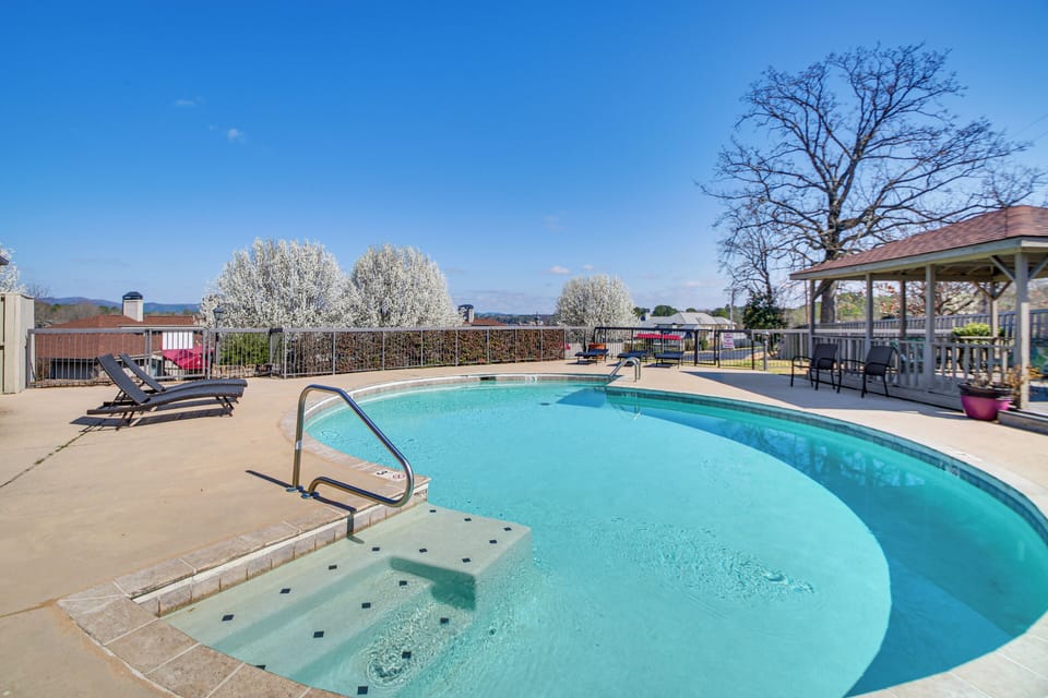 StoneRidge | Community Amenities | Hot Tub | Tennis Court