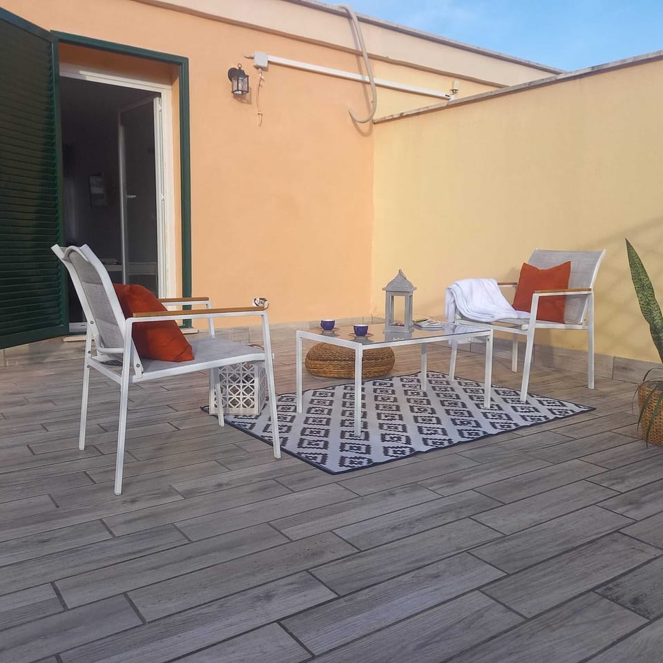Terrazza Salottino Cuscini Rossi