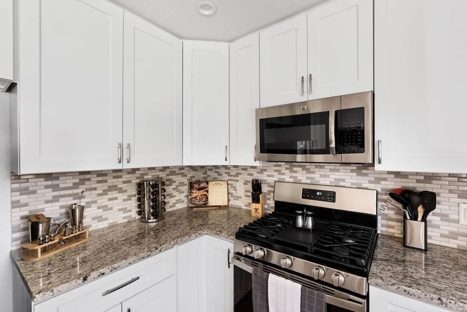 Enjoy home-cooked meals with ease in this inviting kitchen. 🍽️🥗