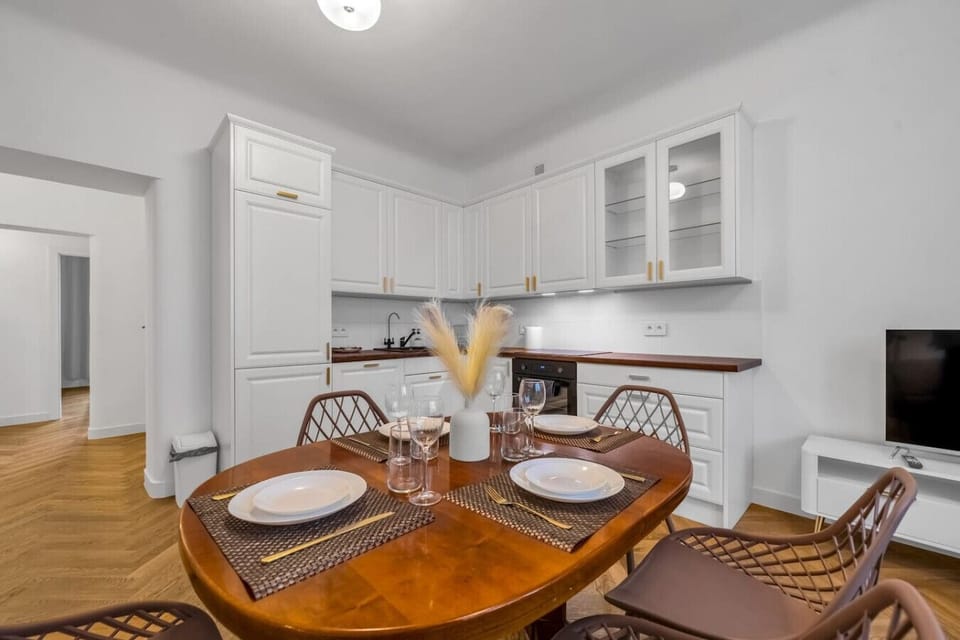 Fully Equipped Kitchen & Dining Area – Cook & Dine with Ease | Book Now with RENTUJEMY.COM