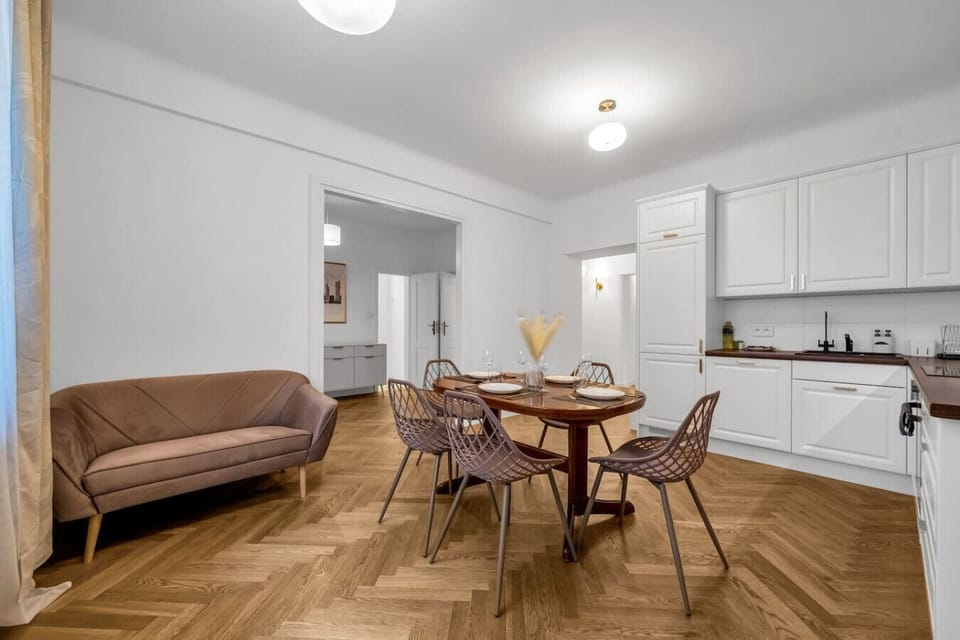 Dining Area – Enjoy Cozy Meals with Family & Friends | Book Now with RENTUJEMY.COM