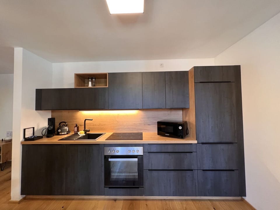 Cabinetry, Countertop, Property, Building, Kitchen Stove, Kitchen Appliance, Kitchen, Wood, Interior Design, Home Appliance