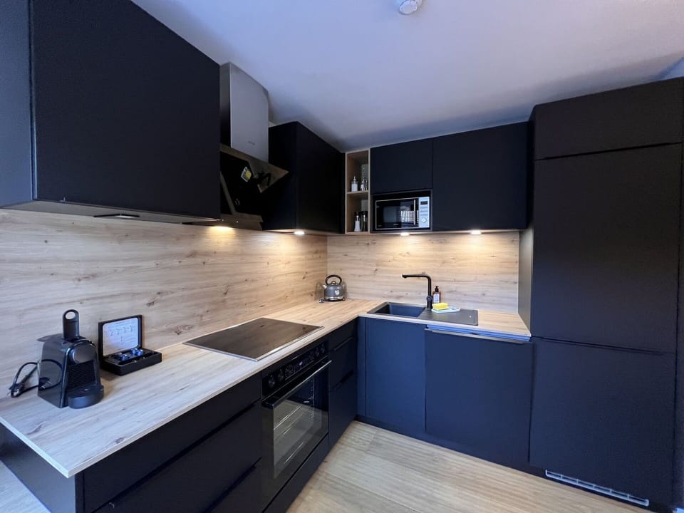 Countertop, Cabinetry, Tap, Kitchen Sink, Sink, Property, Plumbing Fixture, Kitchen, Kitchen Stove, Interior Design