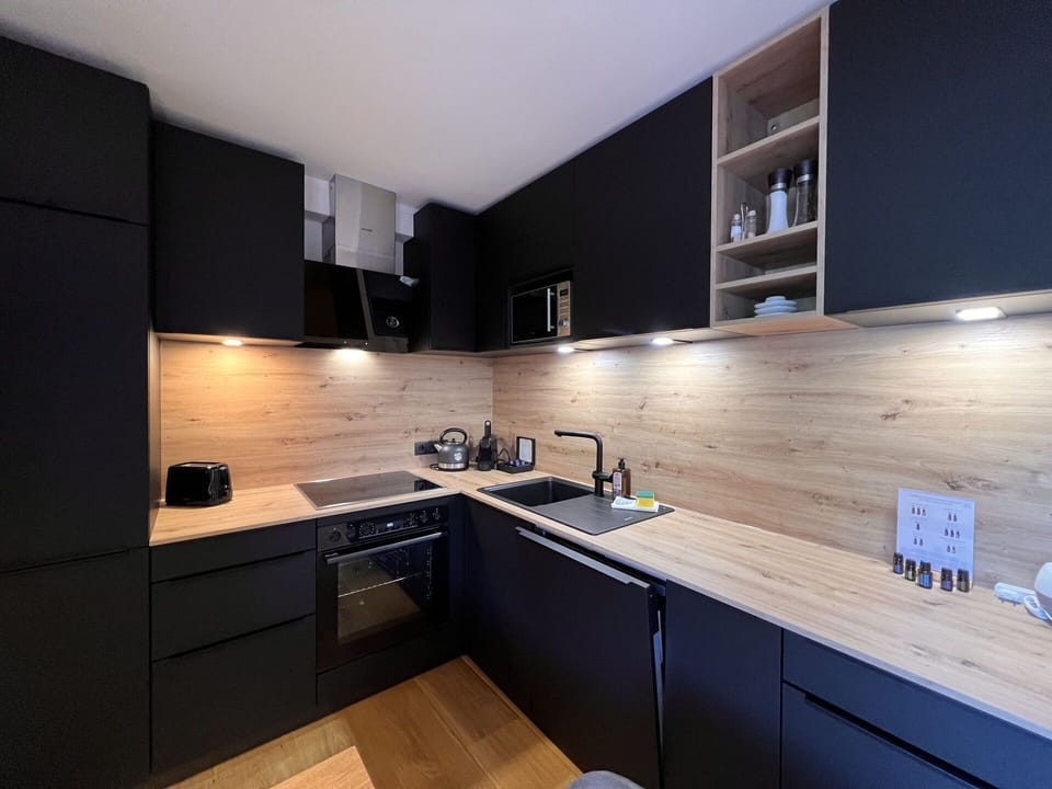 Cabinetry, Countertop, Property, Kitchen Sink, Sink, Tap, Kitchen, Wood, Interior Design, Flooring