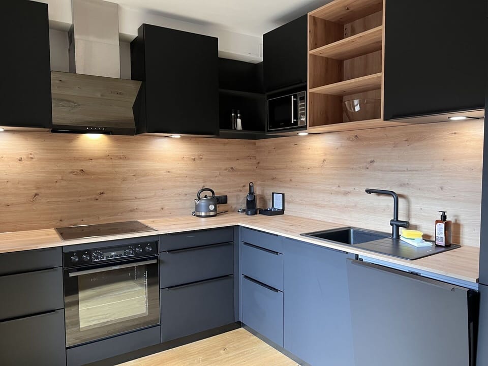 Cabinetry, Kitchen Sink, Tap, Property, Countertop, Sink, Kitchen Stove, Wood, Kitchen, Interior Design