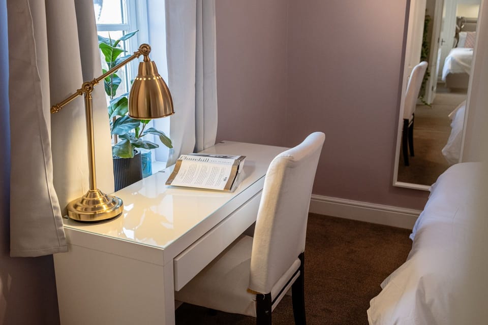 Blenheim Corner Bedroom 3 - StayCotswold