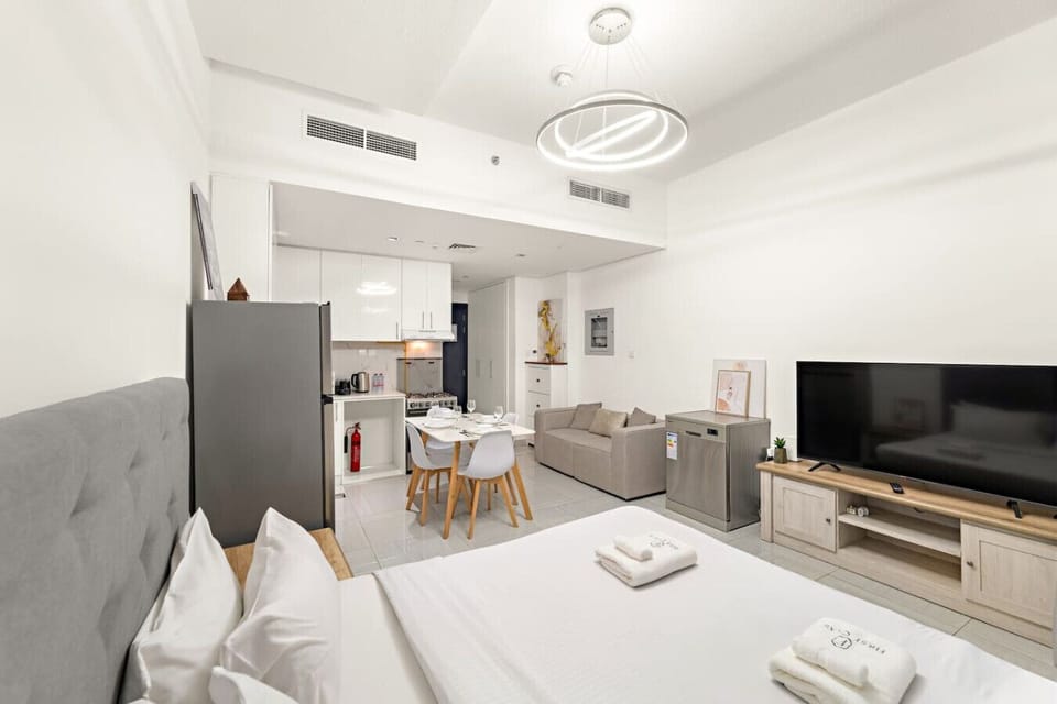 Studio Apartment: Stylish space with modern furnishings and bright ambiance for unforgettable stays!