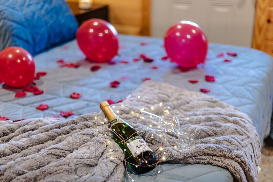 A perfect setting for a couples’ escape, complete with thoughtful details.