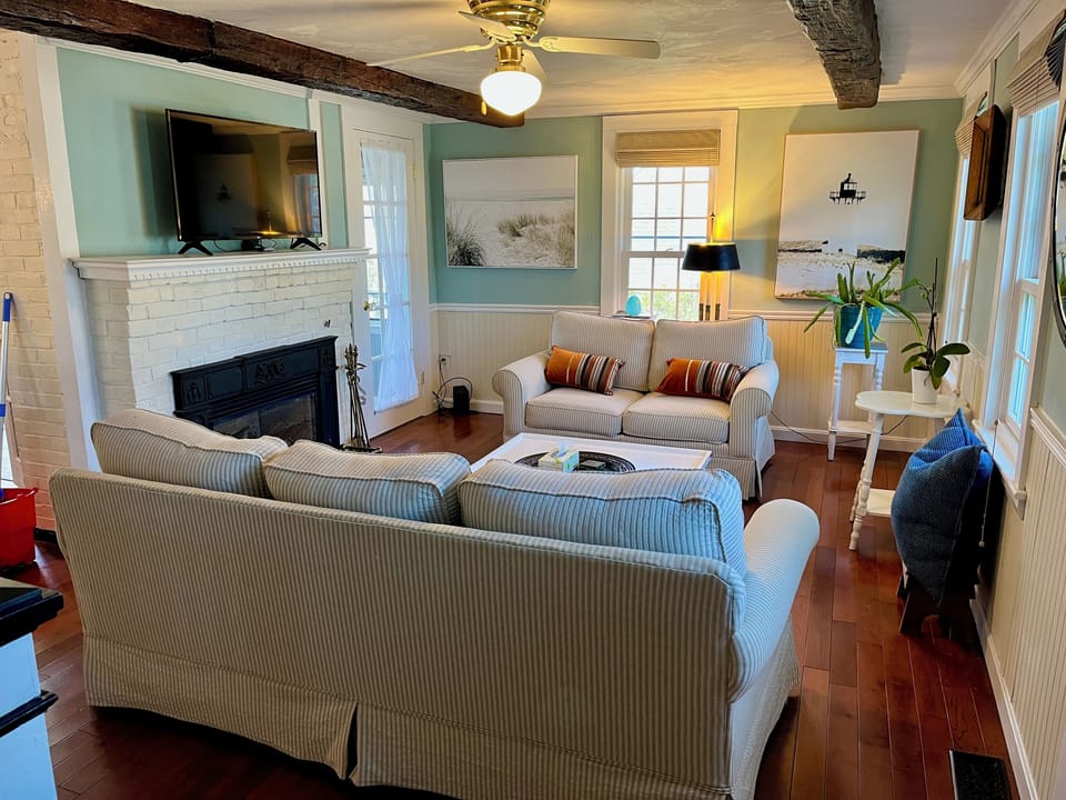 Livingroom #1 with Charming Fireplace