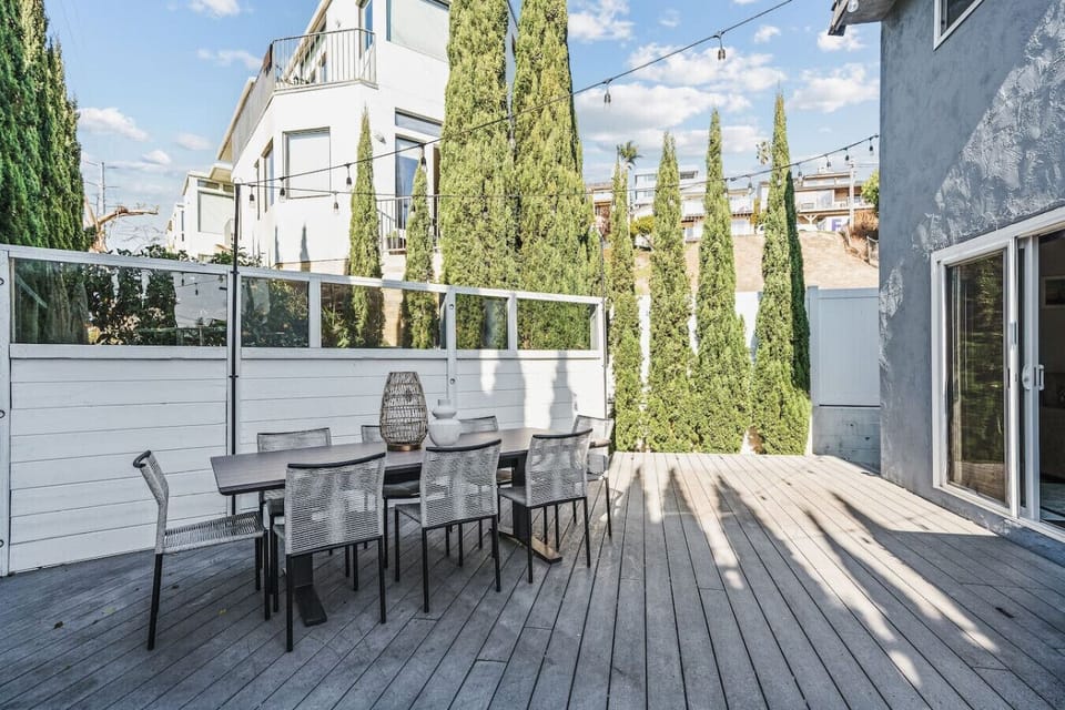 Tranquil and easy outdoor dining.