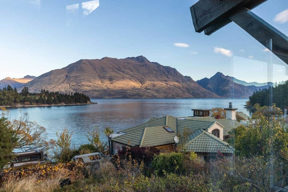 Scenic Retreat: Breathtaking views of Lake Wakatipu and majestic mountains await you!