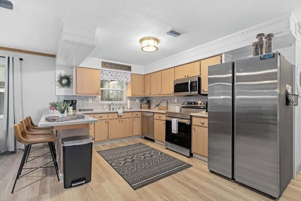 You’ll find everything you need and more in this well stocked kitchen