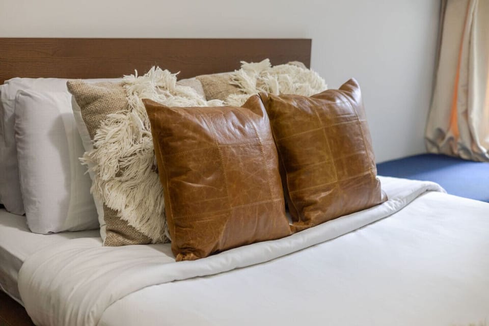 Bedroom #2 : Stylish touches and soft linens for a warm, inviting stay.