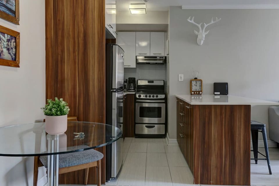 Cozy dining meets modern kitchen – enjoy a home-cooked meal or a morning coffee in this stylish and functional space.