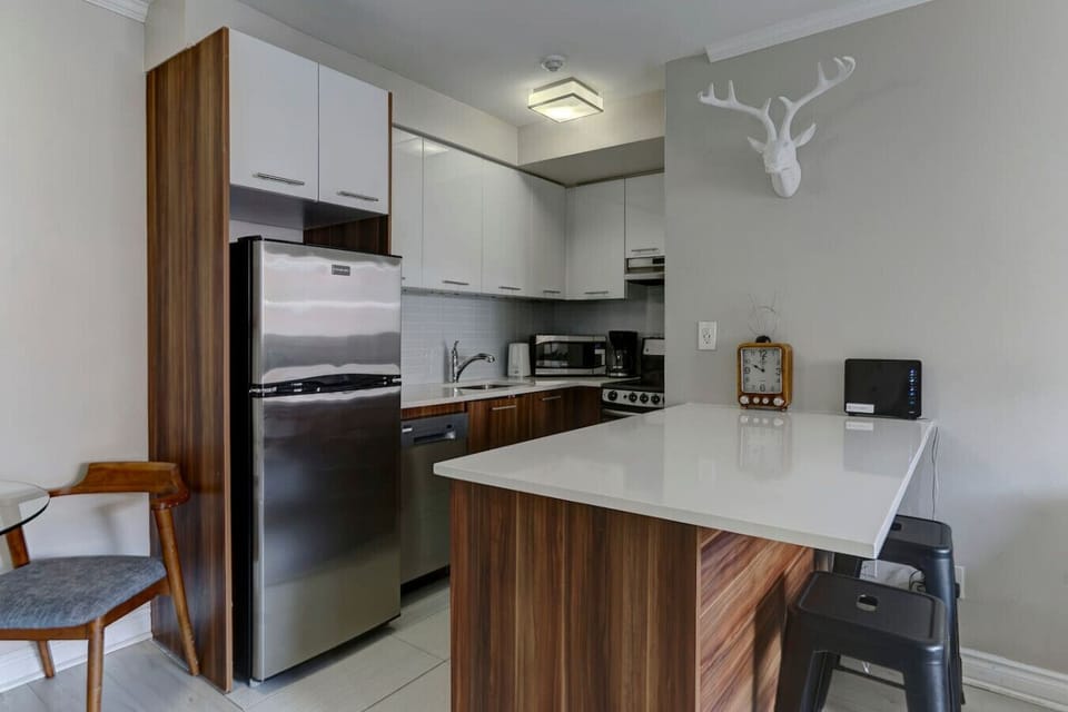 A modern kitchen with sleek finishes and all the essentials – cook, dine, and entertain in style in the heart of Montreal.