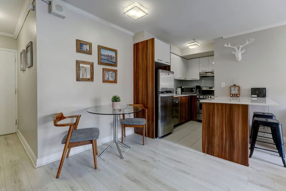 An inviting open-concept space with a stylish kitchen and cozy dining area – perfect for enjoying a meal or unwinding after a day in the city.