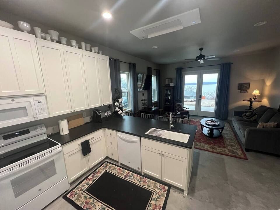 A 2nd identical kitchen with additional appliances and counter space for all those extra kitchen helpers. That makes two dishwashers at your disposal. But just in case you need to wash up by hand, the sinks are deep, and the views are spectacular!