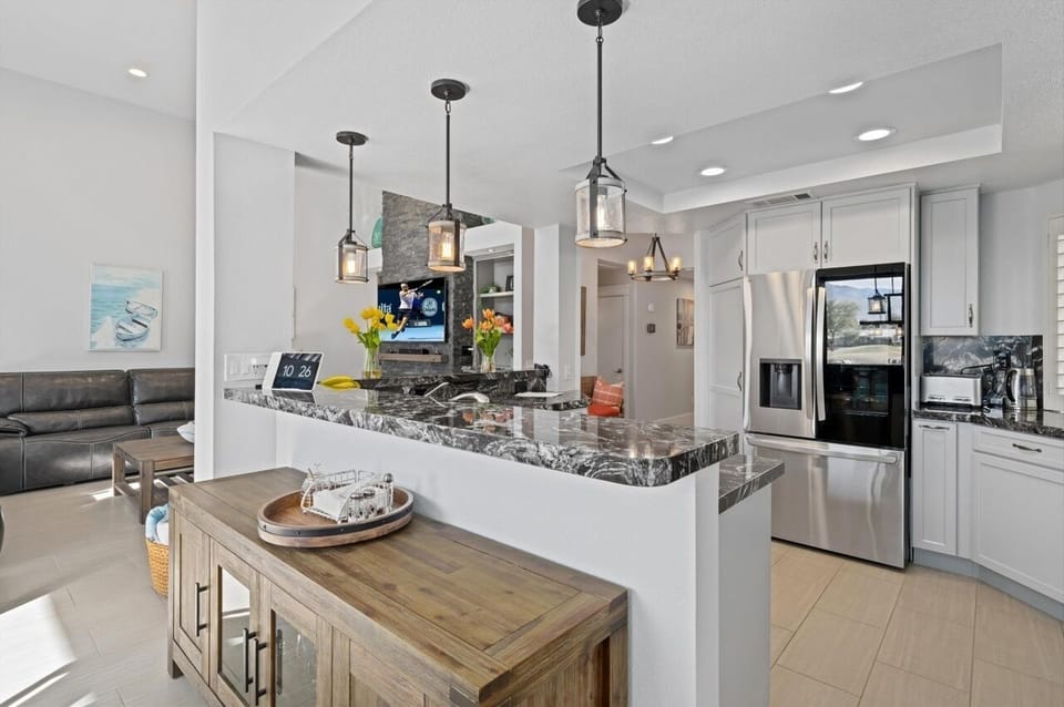 Light and bright kitchen with everything you need for vacation!