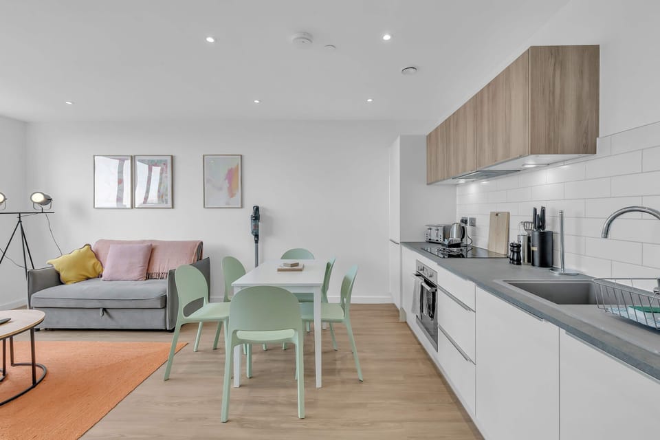 A fully equipped kitchen with modern amenities 