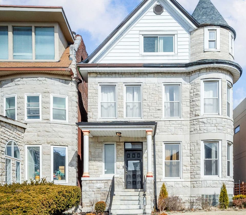 Your next escape starts here! This charming house with a spacious front yard is waiting for you! Perfect for your adventure. Ready to book your stay? 