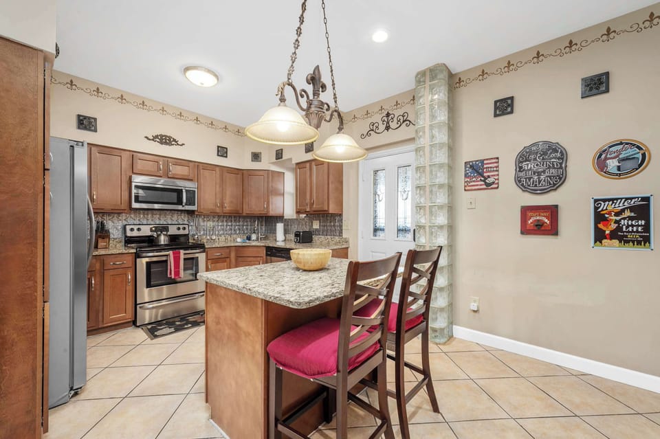 Discover the elegance of modern living in this stunning kitchen, featuring exquisite granite countertops and sleek stainless steel appliances. A perfect blend of style and functionality awaits you. #ModernKitchen