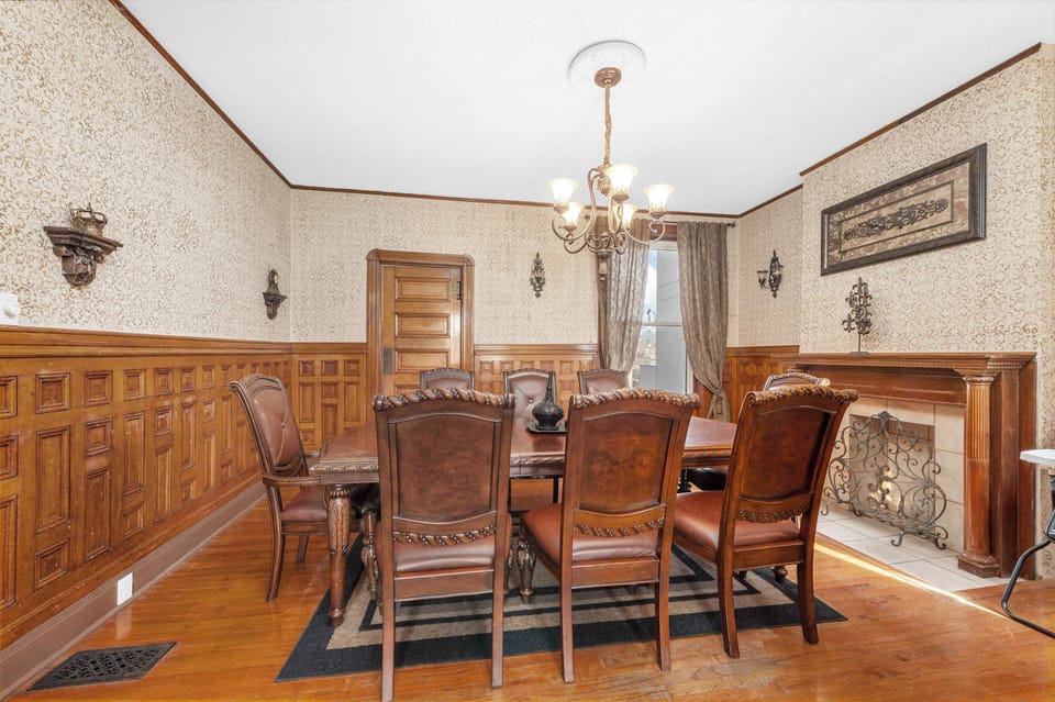 An ideal backdrop for memorable dinners and cherished moments. 