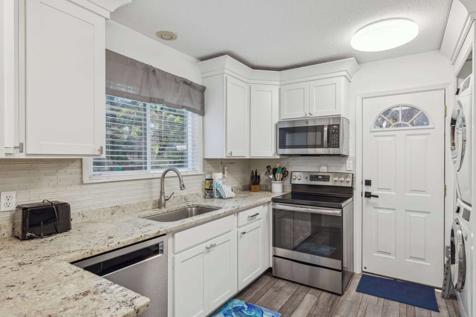 Full kitchen 