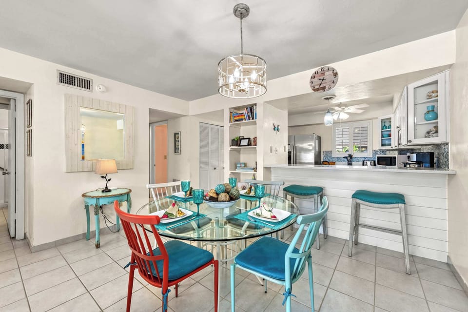 Open-Concept Living & Dining – Bright, Beachy Comfort at Dan’s Florida Condo