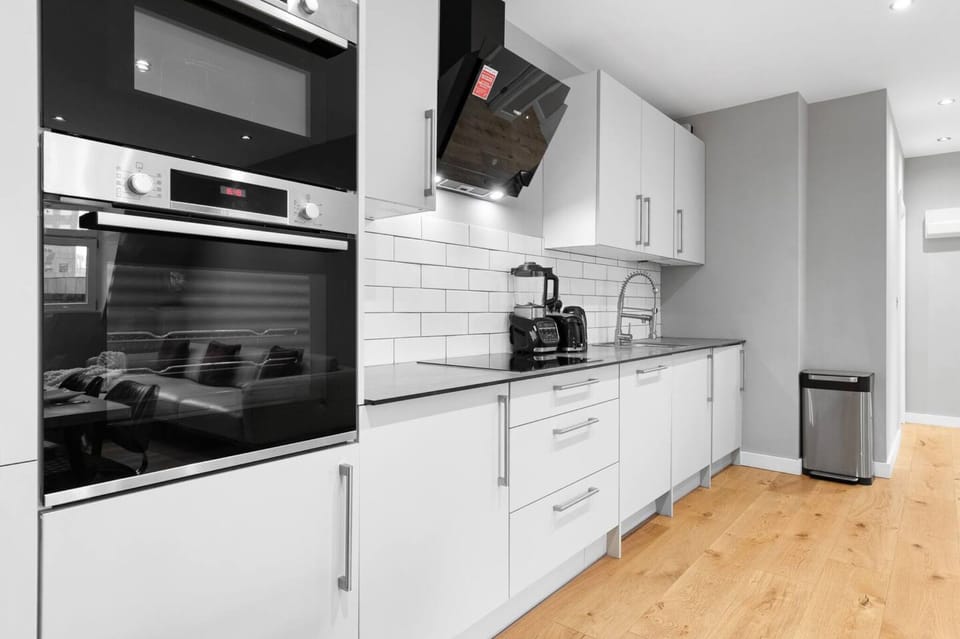 Built-in oven and hob. Modern kitchen ready for home-cooked meals.