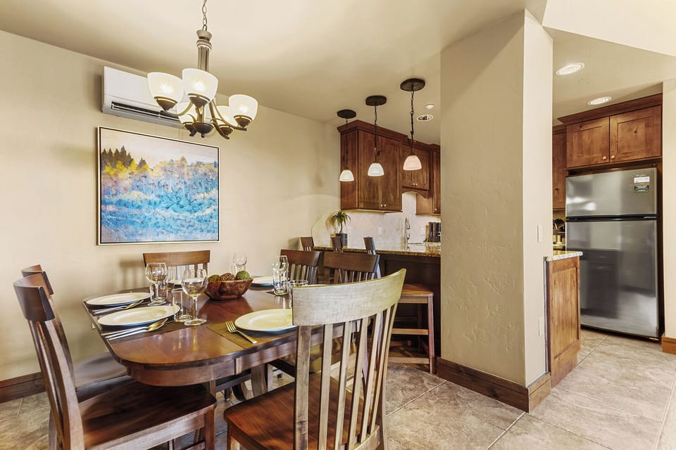 Dining for 6 and extra bar stool seating at kitchen