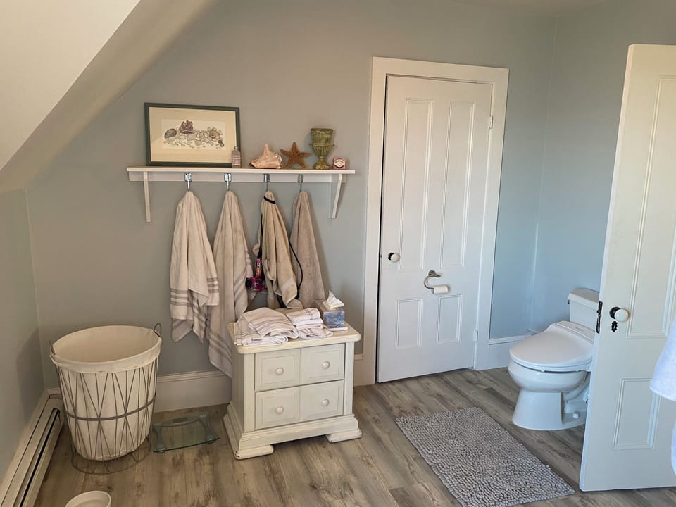 Large upstairs bath