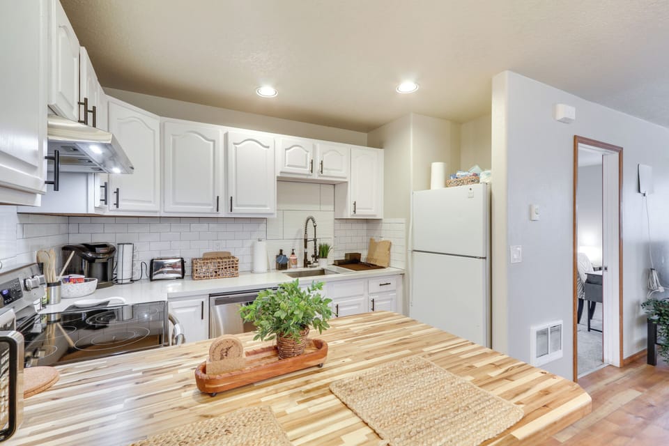 Kitchen | Keurig Coffee Maker | Toaster | Cooking Basics