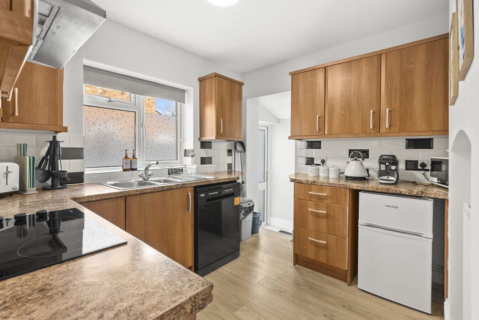 Cooking easily in a fully equipped kitchen with everything within reach
