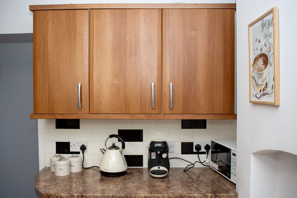 Well-equipped kitchen with coffee machine, kettle and generous cupboard space for your stay.