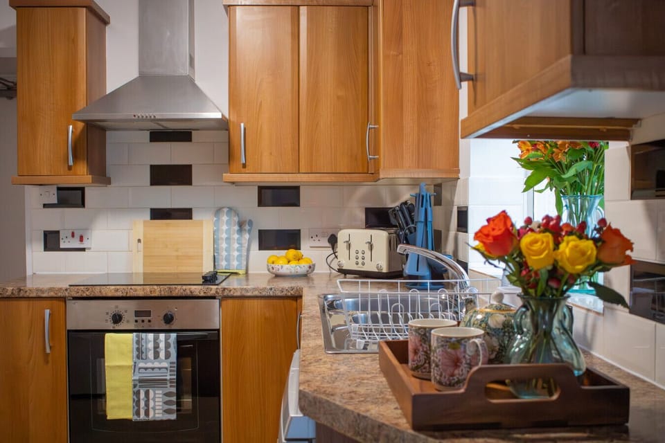 Modern kitchen with cooker, sink and generous storage for longer stays.