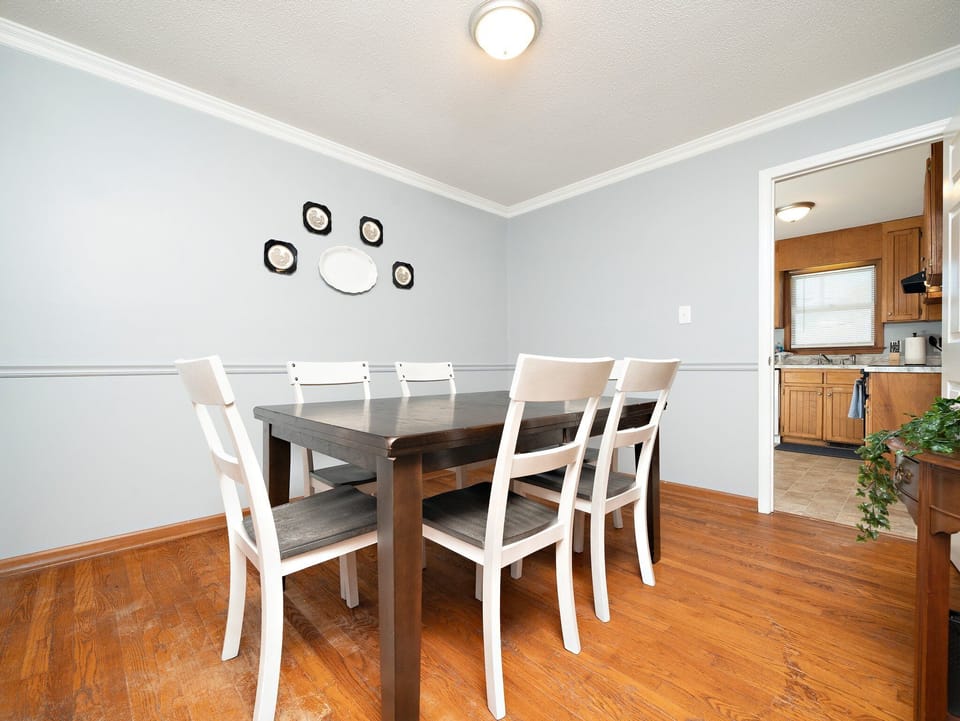 Additional view of the dinning room.