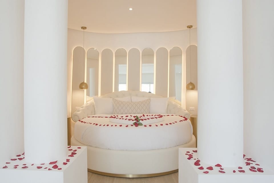 Unit with round bed