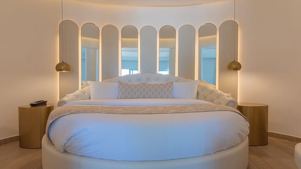 Unit with round bed