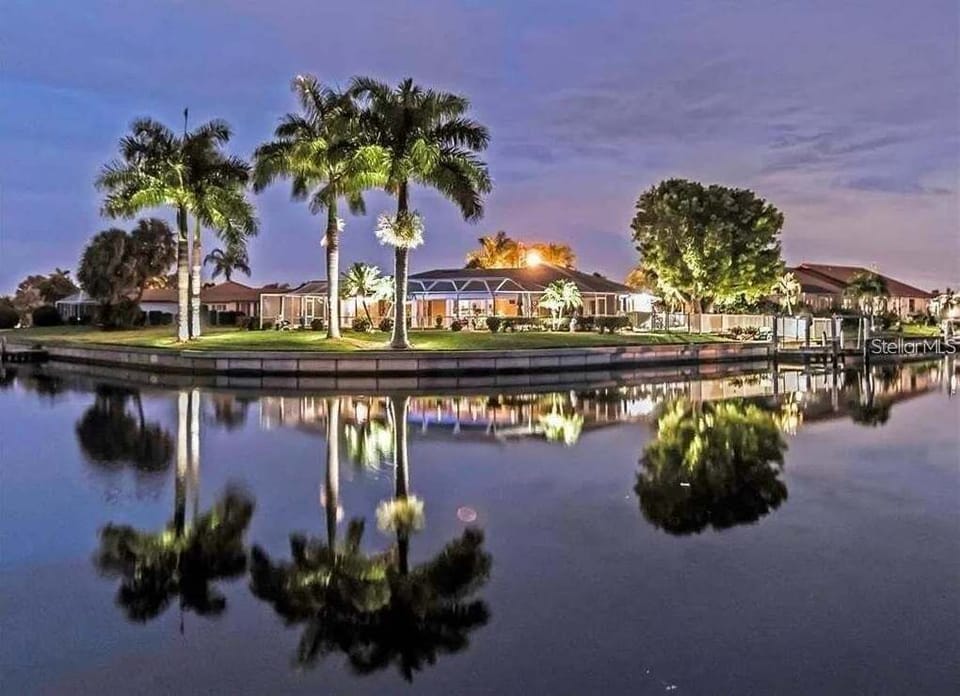 Gorgeous Nighttime View (Boat lift not available)