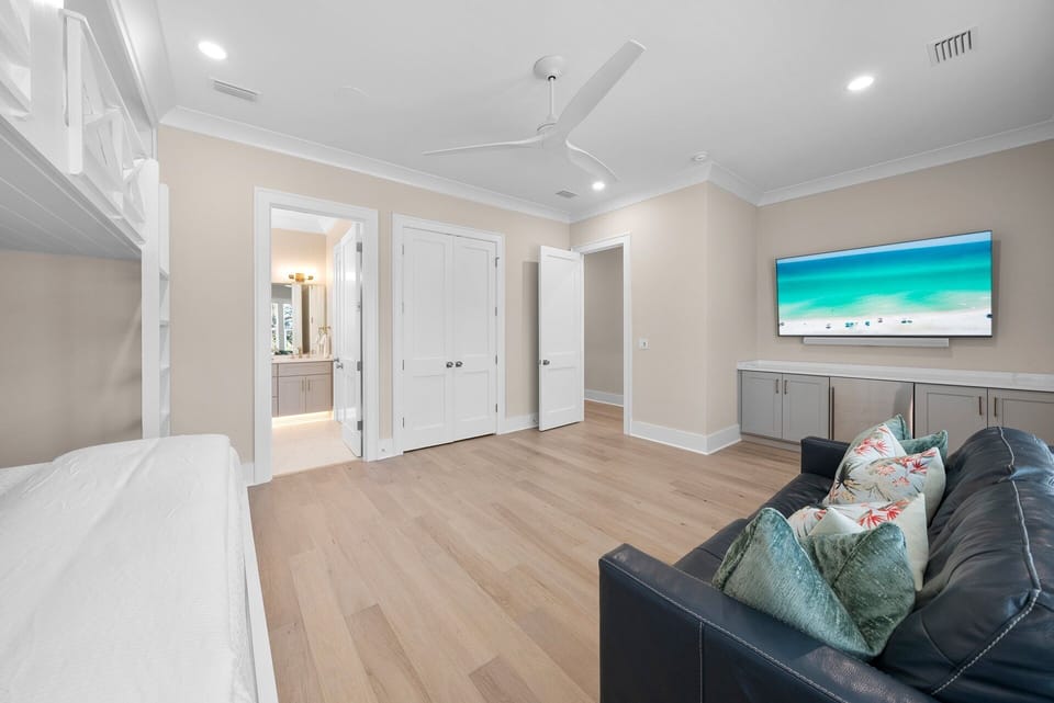 Laguna Beach House | King Over Queen Built-In Bunks | Wet Bar | 2nd Floor | Sleeps 6