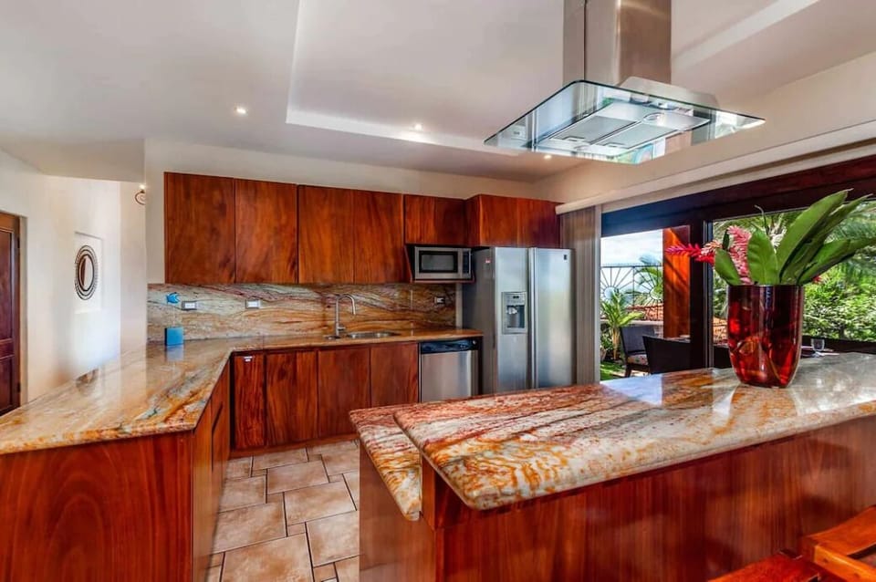 Fully equipped kitchen and island cooking area