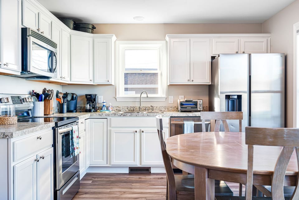 Fully equipped kitchen with dishwasher - dining table with seating for 4