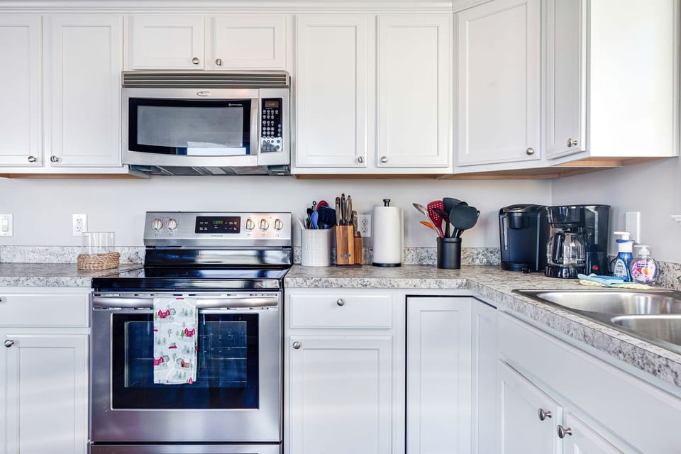 Fully equipped kitchen with dishwasher - dining table with seating for 4
