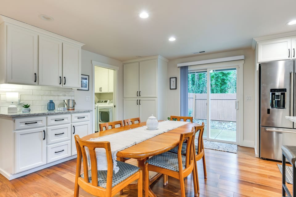 Dining Area | Dishware & Flatware Provided