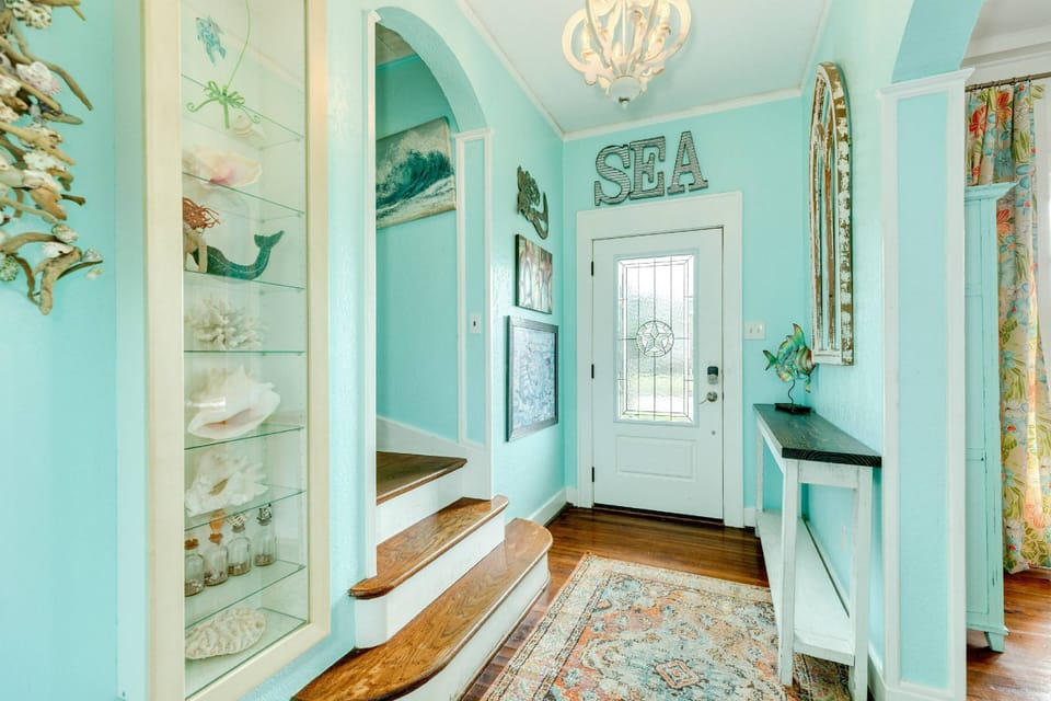 Beautifully decorated Aqua Breeze Entryway!