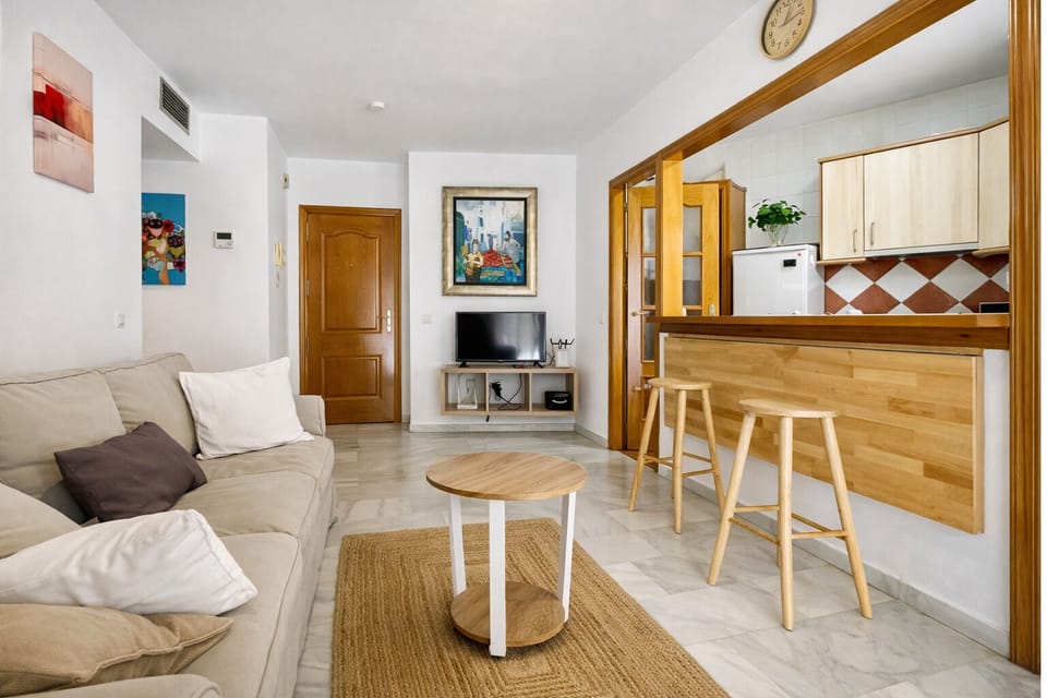 Bright room with breakfast bar