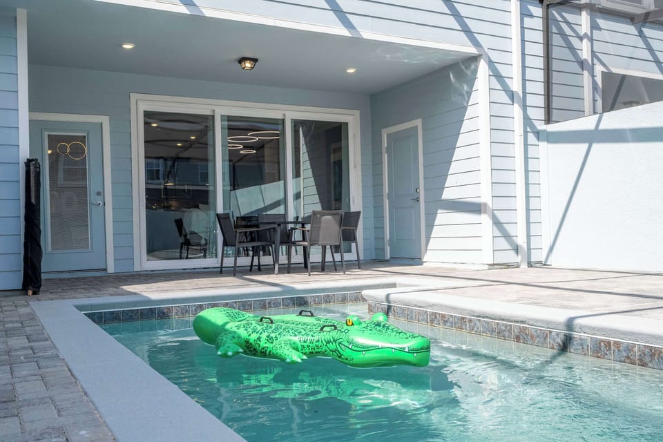 Private Pool & Patio – Take a dip in your screened-in pool, complete with a fun alligator float!