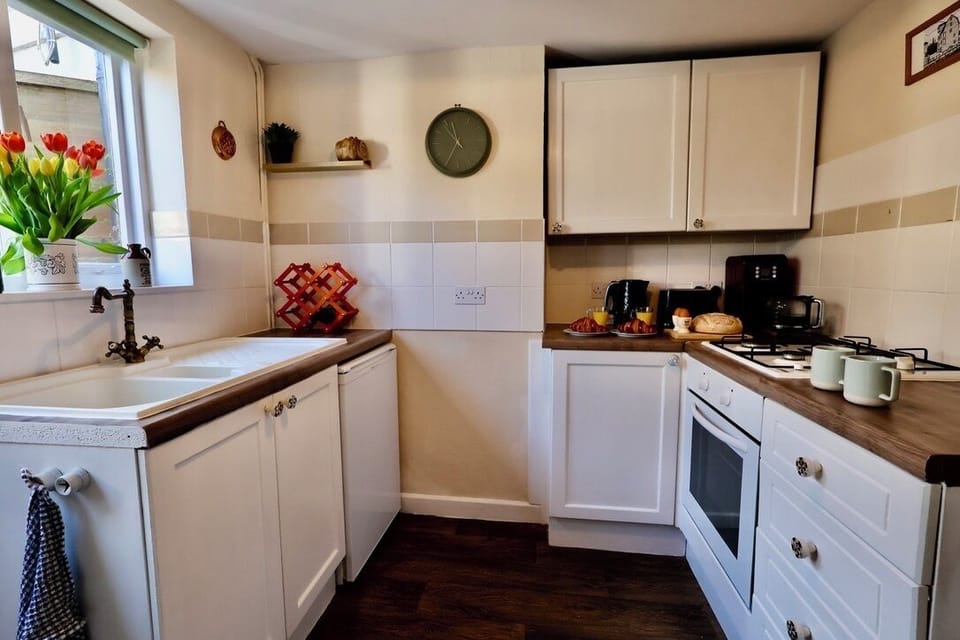 Kitchen – Oven, hob, coffee machine, and great natural light.
