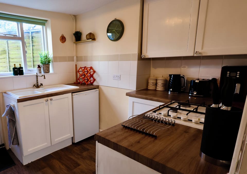 Kitchen – Oven, hob, coffee machine, and great natural light.
