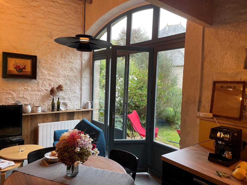 Grange salon avec table a` manger